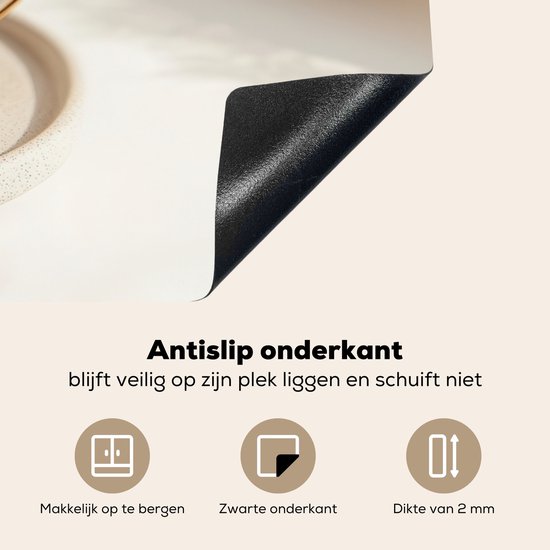 Detail van de antislip onderkant van de inductiebeschermer. Zwarte onderkant, dikte van 2 mm, gemakkelijk op te bergen.