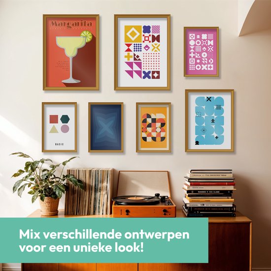 Interieur met een verzameling ingelijste posters aan de muur, waaronder een Margarita poster, geometrische ontwerpen, en abstracte prints.