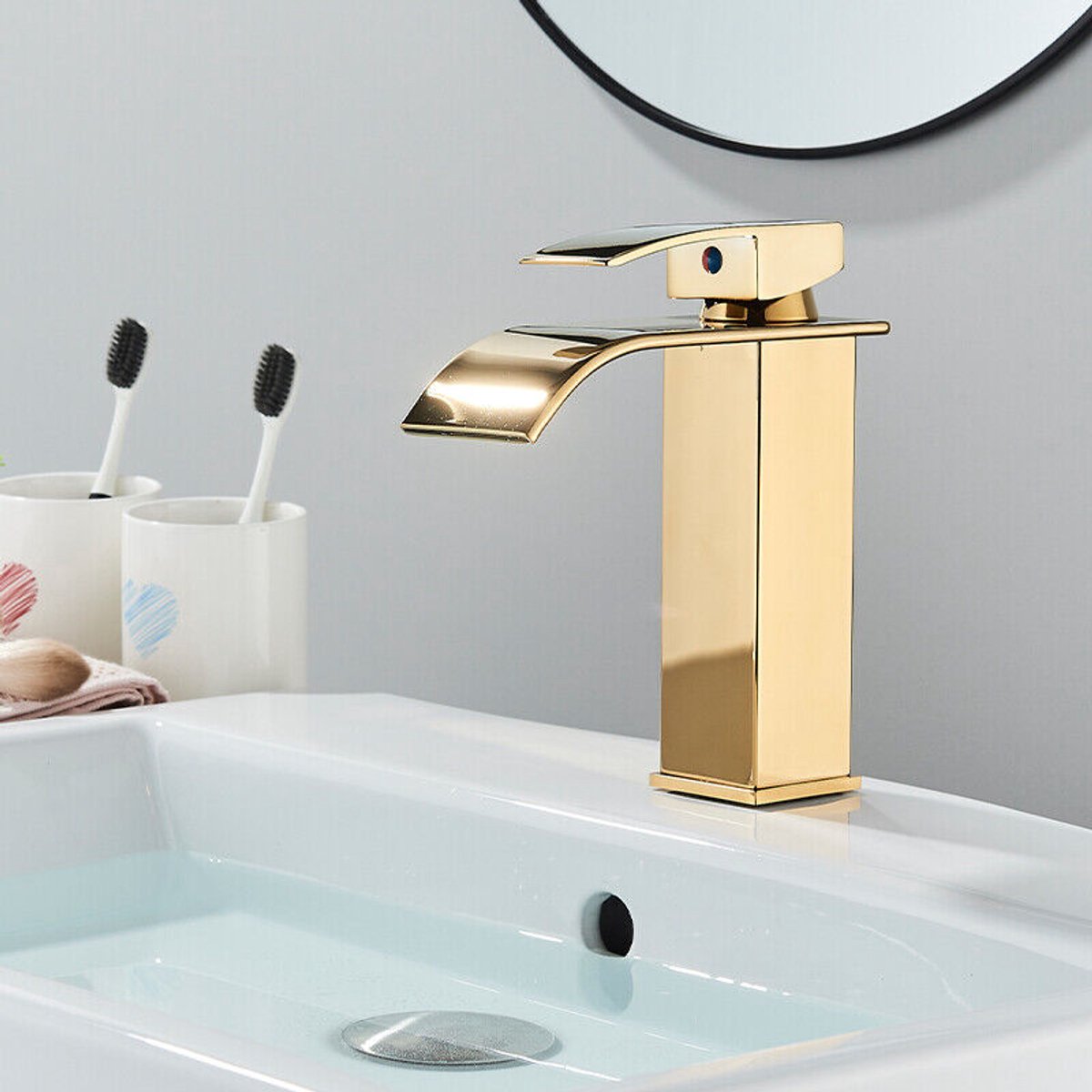 Moderne design badkamerkraan met waterval, gouden wastafelkraan, duurzaam metalen ontwerp, instelbaar warm en koud water