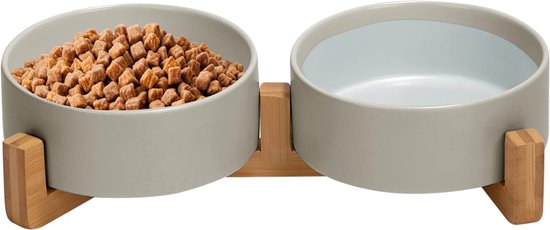 Grijze keramieken voerbak met houten standaard, gevuld met voer en water.
