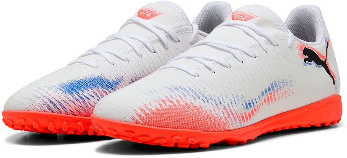 Witte Puma Future 8 Play TF voetbalschoenen EU 40 met kleurrijke details en reliëflijnen voor grip en ondersteuning.