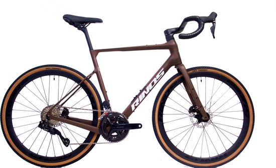Bruine Rinos gravelbike met bruine velgen, zwarte banden en het Rinos logo op het frame.