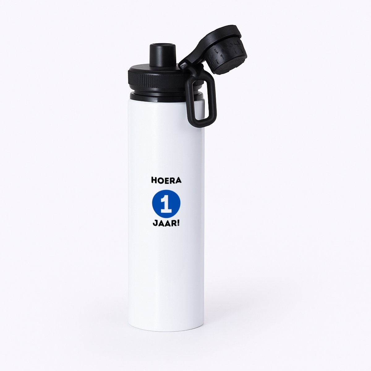 Hacebo® - Hoera 1 jaar waterfles met draaidop zwart - Verjaardag - 1 jarigen - gefeliciteerd - verjaardagscadeau - klein kadootje - gift - geschenk - kado voor een baby - kado voor een peuter - water fles - 850ML