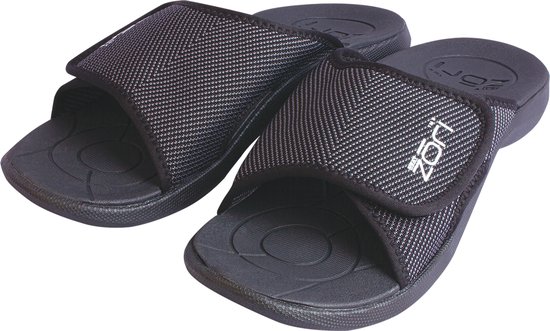 Zwarte Zori slippers met een chevronpatroon op de band. Zori-logo op de band.