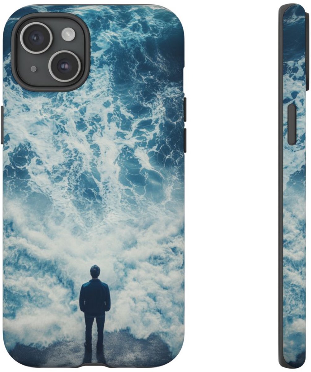 Man Tegenover Oceaangolven – Telefoonhoesje Geschikt voor iPhone 15 Plus