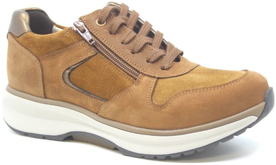 Sneaker marron en daim avec fermeture éclair et lacets, empiècements contrastants et semelle blanche.