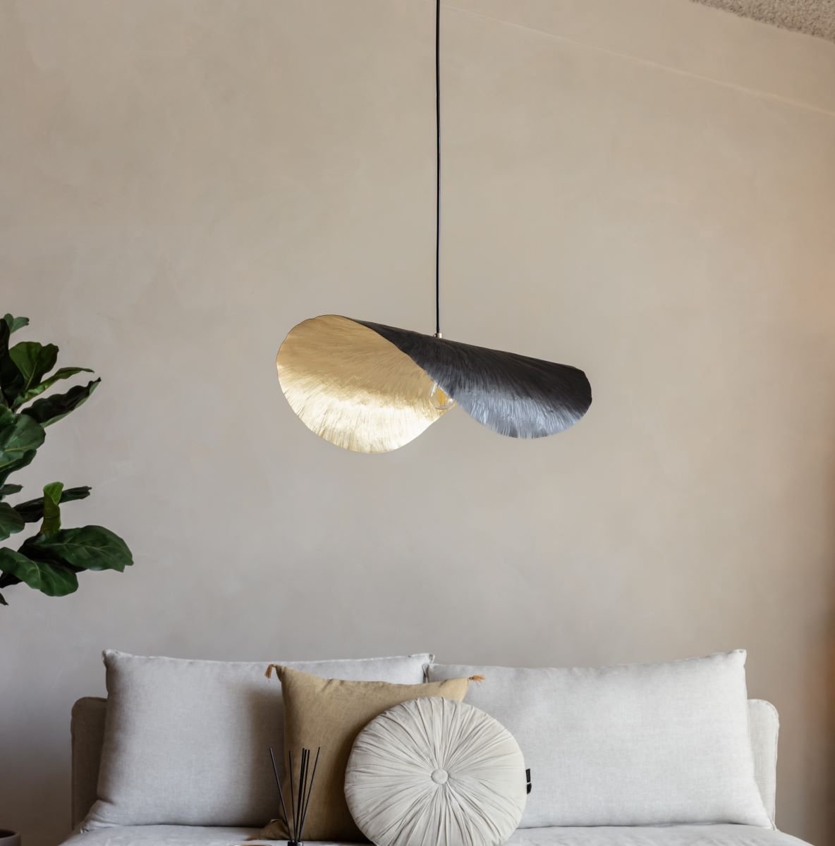 Blad hanglamp - goud-zwart - messing - 55 cm - design lamp - Lotus blad - gouden lamp - goud - hoedlamp - vertigo lamp - Hanglamp - Leaf - Taveo