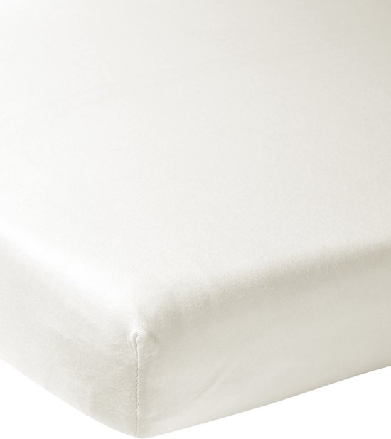 Dichtbij detail van een wit Meyco jersey hoeslaken met gestikte hoek.
