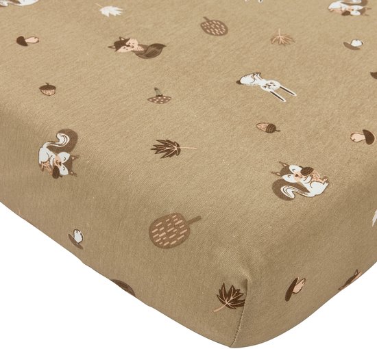 Zandkleurig hoeslaken met een all-over print van bosdieren zoals vossen, eekhoorns, konijnen en eikels.