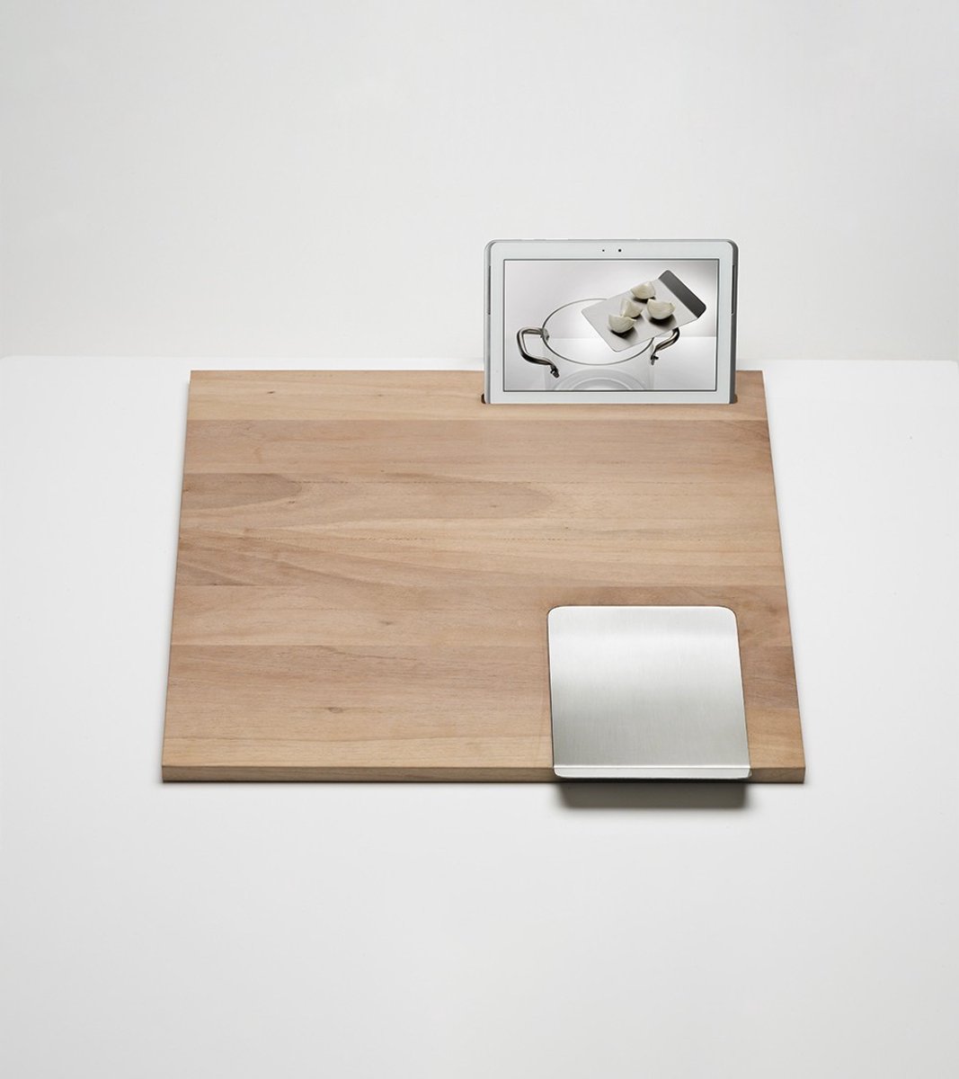 KnIndustrie Workstation W1 – Luxe Snij- en Serveerplank – Walnoot Hout – 55x60 cm – Ontwerp Massimo Castagna – Met iPad-houder en RVS schep Kwaliteit Gemaakt in Italië