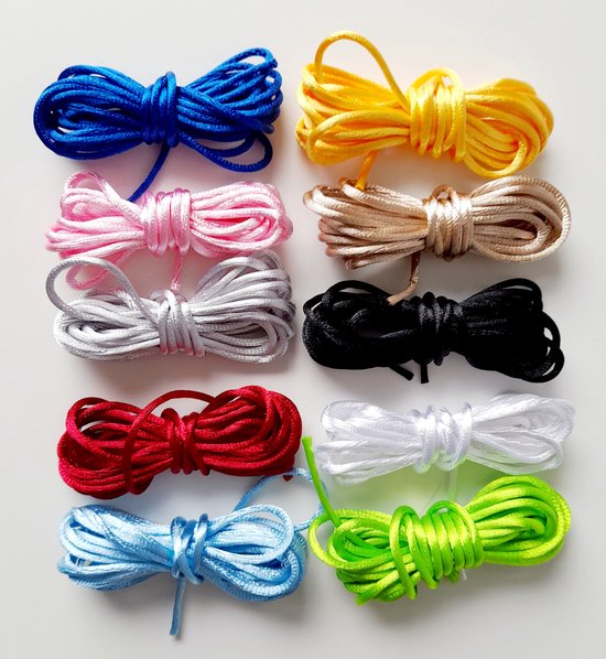 Tien bundels satijnkoord in de kleuren blauw, geel, roze, beige, zilver, zwart, rood, wit, lichtblauw en groen.