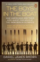 Boek 'The Boys in the Boat' met op de cover negen roeiers die peddels omhoog houden, met de titel en #1 New York Times Bestseller.