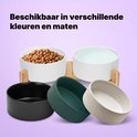 Deux gamelles blanches sur un support en bois, avec des gamelles séparées noires, vertes et beiges à côté. Disponible en différentes couleurs et tailles.