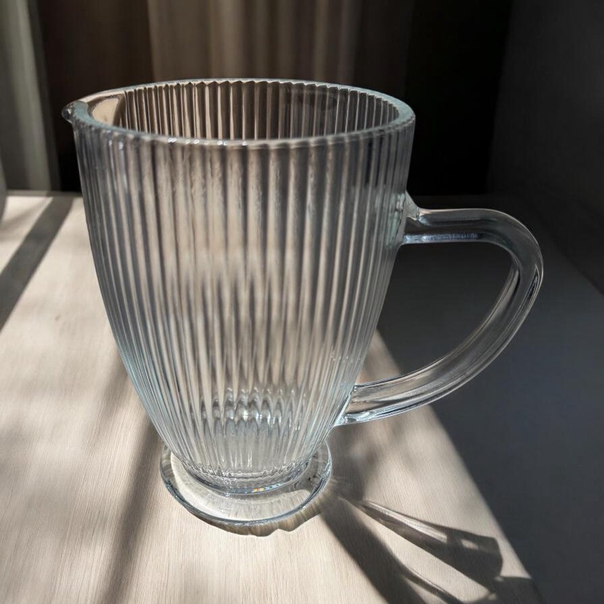 Ekselans - Geribbelde Glazen Schenkkan – Elegant Design met Handgreep - 1400 ml