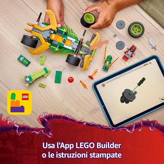 Kind bouwt aan een groene en gele LEGO Ninjago auto met tablet. Inclusief rode en groene ninja figuren.