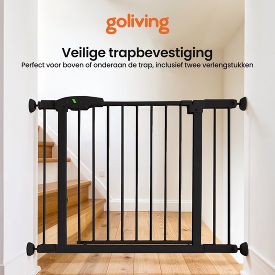 Een zwart metalen traphekje gemonteerd aan de onderkant van een trapgat, met trap aan de linkerzijde.