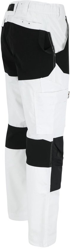 Werkbroek in wit en zwart met cargo zakken.