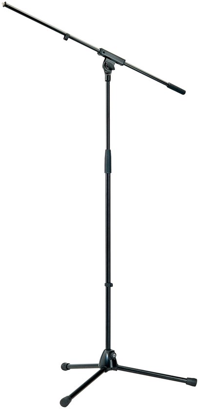 Zwarte microfoonstandaard met een driepootbasis en een verstelbare arm.