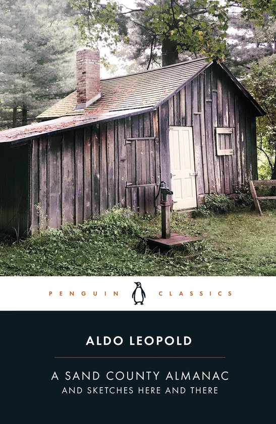 Une cabane en bois vieillie avec une cheminée, une pompe à eau et une porte blanche. Texte : PENGUIN CLASSICS ALDO LEOPOLD A SAND COUNTY ALMANAC AND SKETCHES HERE AND THERE