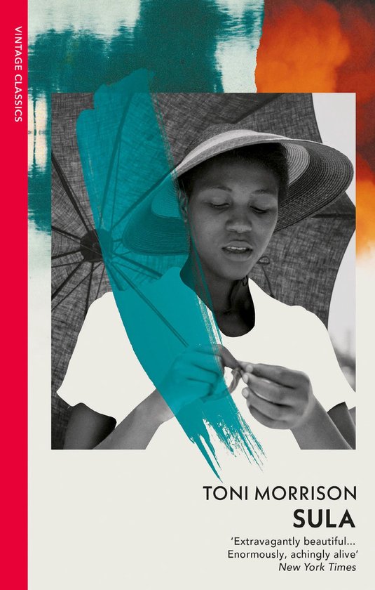 Een vrouw met een hoed onder een paraplu, met de titel Sula van Toni Morrison.