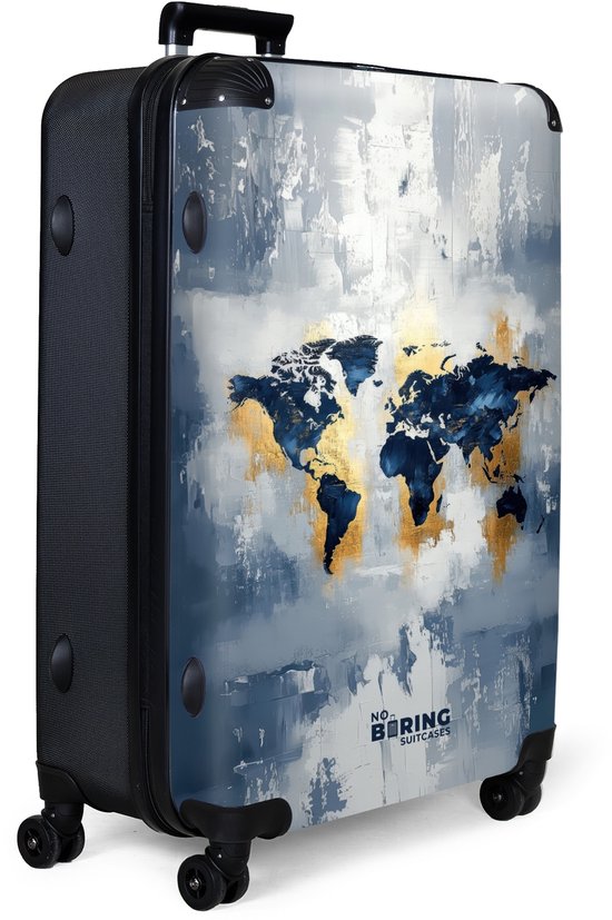 Koffer met een abstracte wereldkaartprint in blauw en goud op de voorkant, staand op wieltjes.