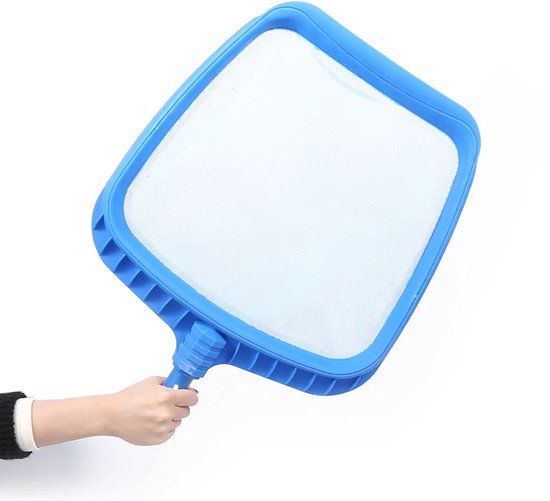 Blauwe zwembadschep met een fijnmazig net, vastgehouden door een hand.