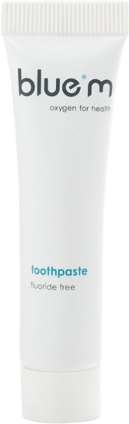 Witte tube tandpasta met blauwe letters 'blue m' en tekst 'toothpaste fluoride free'.