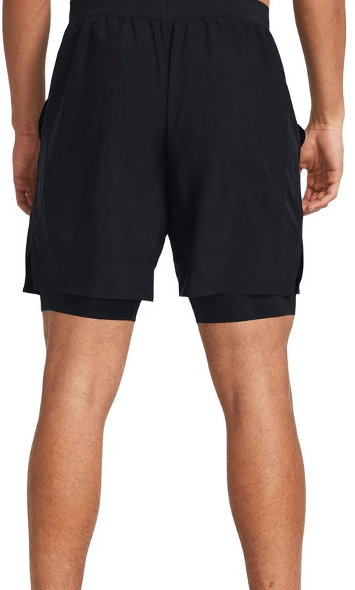 Achterkant van een man in zwarte sportbroek met dubbele laag, 7 inch binnenbeenlengte.