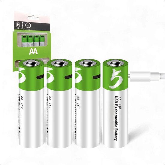 Vier AA oplaadbare batterijen, groen met wit "5" logo, aangesloten op USB-kabel.