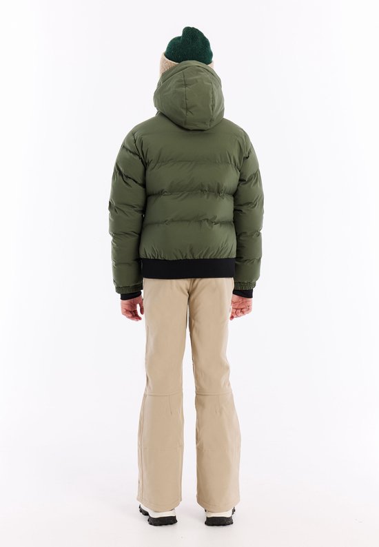 Meisje draagt een donkergroene pufferjas met capuchon, beige muts en een beige skibroek.