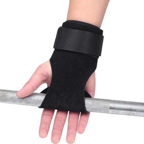 Hand met zwarte lederen grippad en polsband die een halterstang vasthoudt.