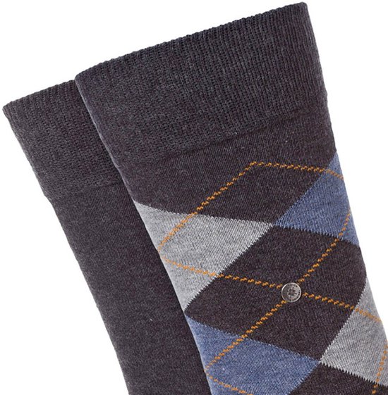 Close-up van donkergrijze sokken met ruitpatroon in grijs, blauw en oranje.
