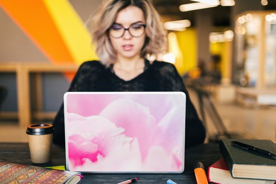 Laptop sticker - 12.3 inch - Close-up van de bloemblaadjes van de roze pioenroos - 30x22cm - Laptopstickers - Laptop skin - Cover