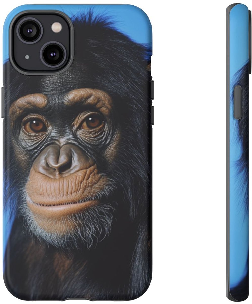 Apenportret met Blauwe Achtergrond – Telefoonhoesje Geschikt voor iPhone 14 Plus