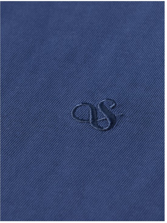 Donkerblauwe katoenen t-shirt met een geborduurd 'S&'-logo op de borst.