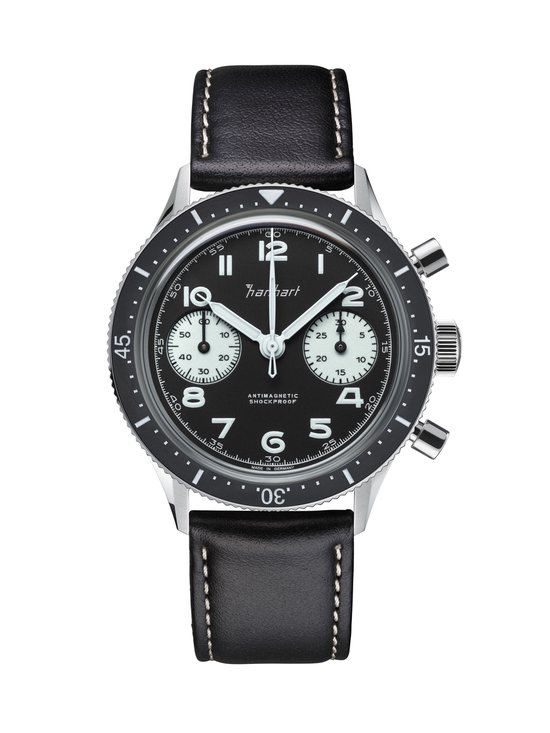 Hanhart horloge met zwarte wijzerplaat, witte subdials en zwart leren band.