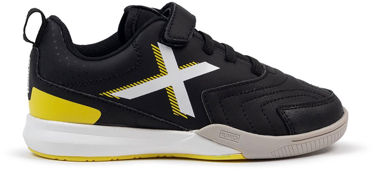 Zwarte voetbalschoenen met elastische veters, gele en witte accenten, en een aerodynamisch ontwerp. Maat EU 29.