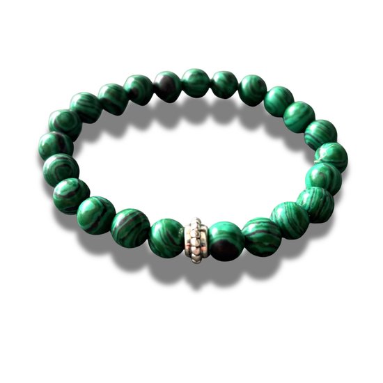 Malachiet kralenarmband met zilverkleurig, decoratief element in het midden, op witte achtergrond.