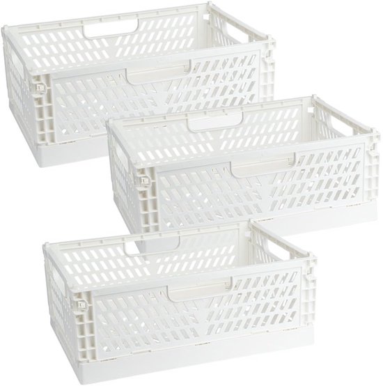 Drie witte opvouwbare kratten naast elkaar geplaatst, de kratten hebben handvatten en perforaties.