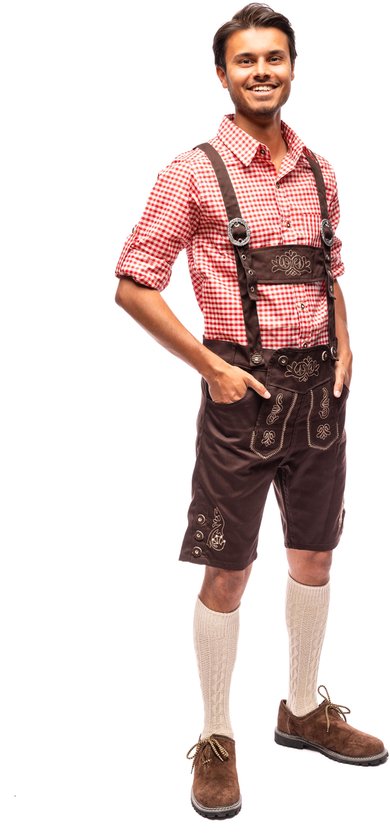 Homme en chemise à carreaux rouge et blanc, culotte de peau marron, chaussettes beiges tricotées et chaussures marrons. Mains dans les poches.