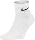Witte Nike sportsok met zwart logo.