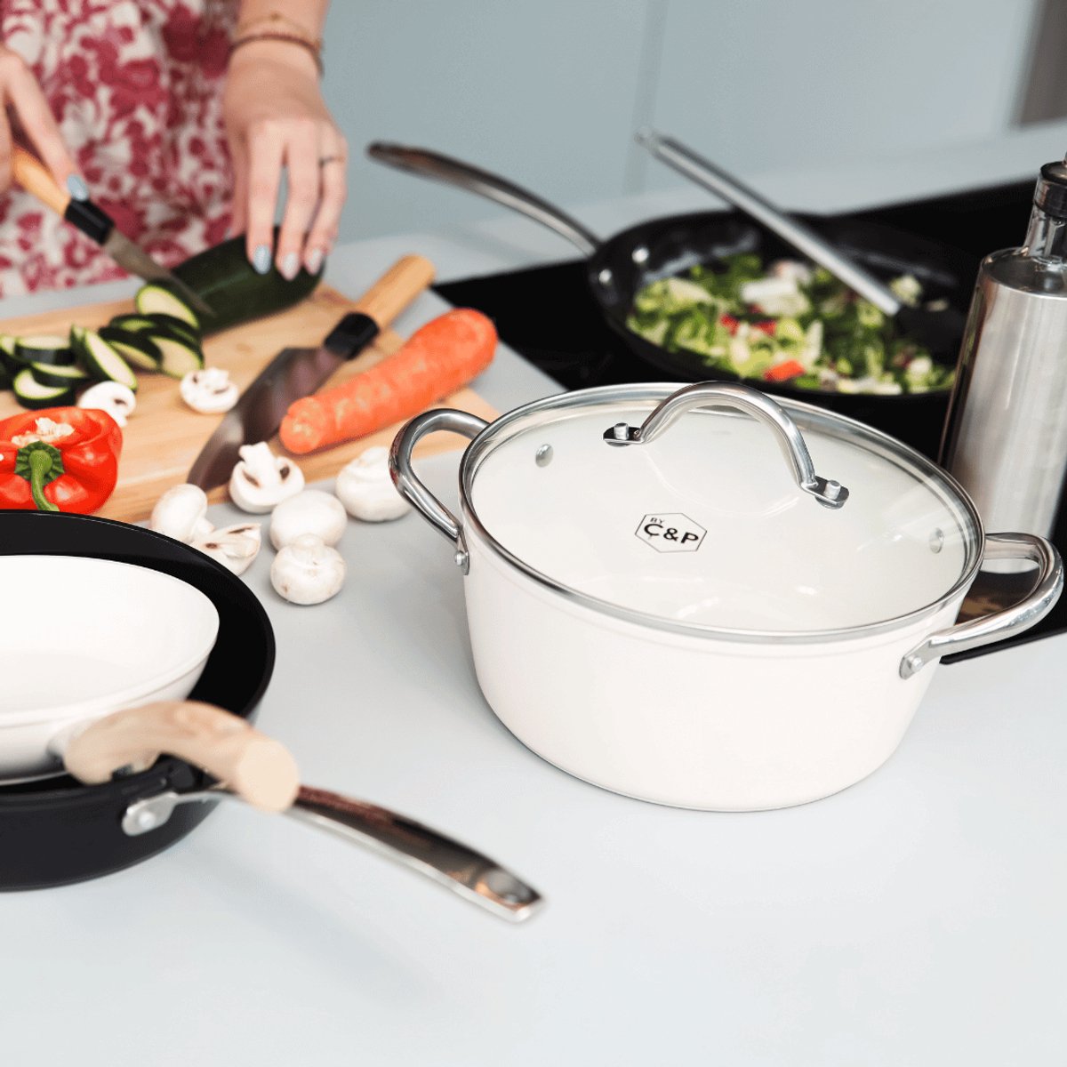Cook & Pan 9-Delige Pannenset Crème - PFAS vrij - Alle Warmtebronnen - Pannen Set met 7 jaar Garantie - Krasbestendige Anti Aanbaklaag - Vaatwasserbestendig - Gas, Inductie, Elektrisch, Oven - Koekenpan, Wokpan, Steelpan, Hapjespan, Kookpot - Beige – foto 4