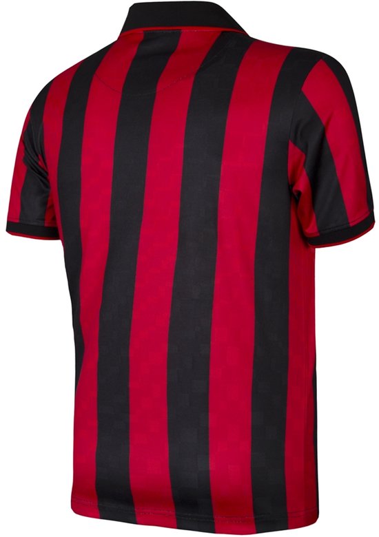 Achterkant van een rood-zwart gestreept voetbalshirt met korte mouwen.