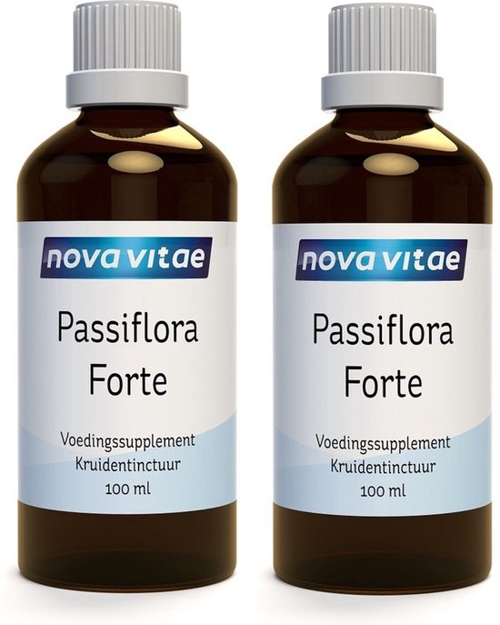 Twee bruine glazen flesjes met witte dop, elk met label 'nova vitae Passiflora Forte 100 ml Voedingssupplement Kruidentinctuur'.