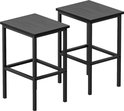 Set van twee zwarte barkrukken met houten bladen en zwarte metalen frames. Eén kruk is hoger dan de ander.