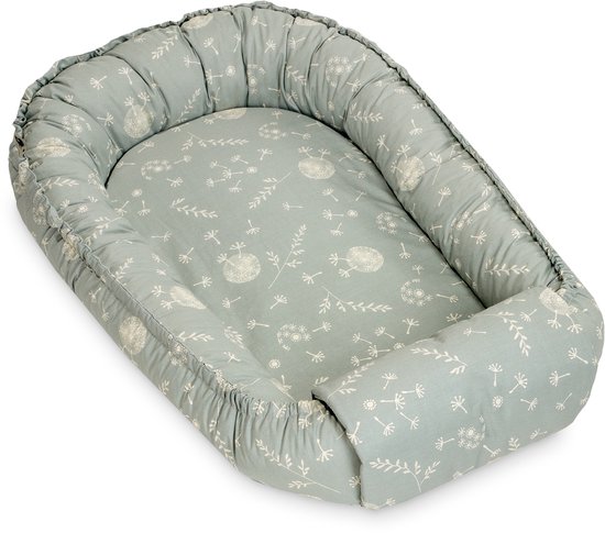 Lichtgroen babynestje met off-white bloemenprint en opgestikte randen.