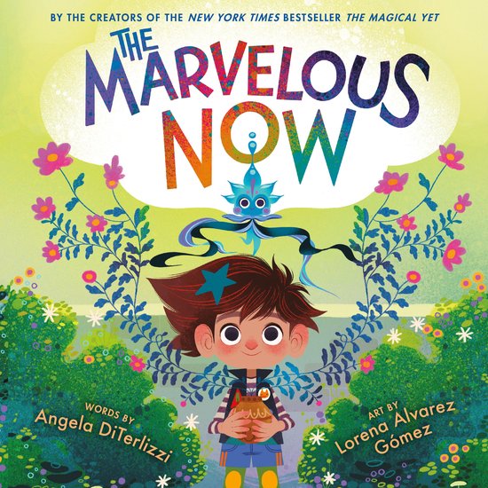 Boekomslag van 'The Marvelous Now' met een jong kind dat een bruin dier vasthoudt, omringd door bloemen en planten. De titel is in grote, kleurrijke letters.