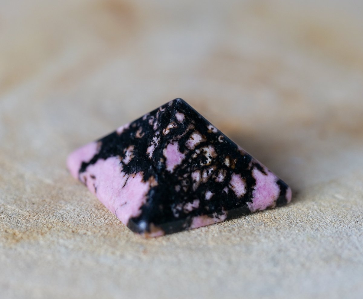 Rhodoniet Piramide - edelstenen - Perfect cadeau voor vrouwen - Inclusief uitleg - Spiritueel - Rhodonite - Stress - Paniek - Angst - Moeilijke tijden - 100% NATUURLIJK