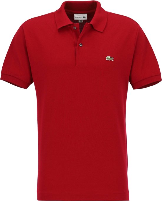 Rode Lacoste polo met korte mouwen, groen krokodillenlogo en knoopsluiting.
