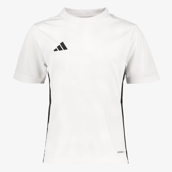 T-shirt de sport Adidas blanc pour enfants avec logo Adidas noir sur la poitrine et bandes noires sur les côtés. Technologie AEROREADY.